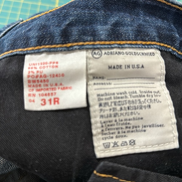 The Tomboy Crop - relaxed straight crop - by AG - Picture 8 of 14